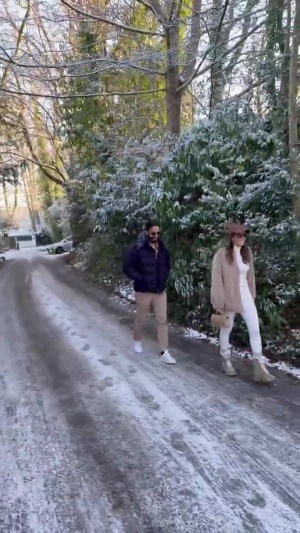 阿莫林下课后首次露面视频🎥微笑与记者击掌打招呼+竖大拇指