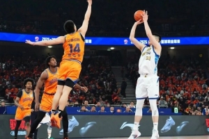 浙江方兴渡客场不敌上海久事，胡金秋22分4篮板，朱俊龙伤退