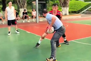 好家伙，大叔这穿搭在野球场很容易让对手误判实力啊😂